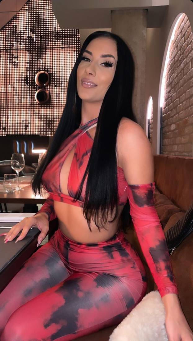 Twerkerica Sarah prošetala na špici novu frizuru: Crna, plava, kratka, duga... Sve je isprobala