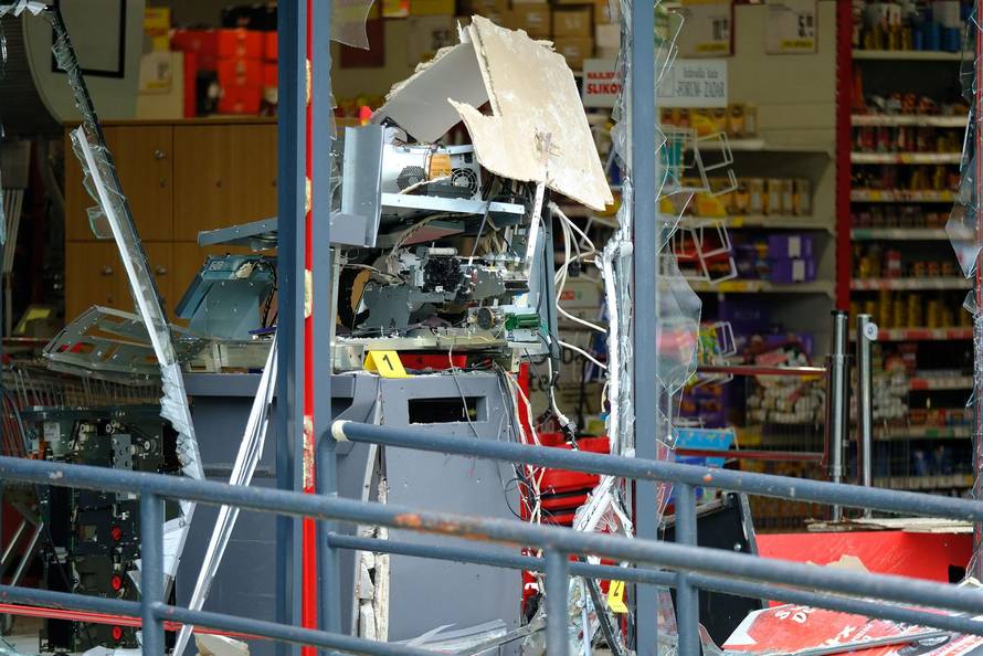 Detonacija u noći uzbunila građane, oglasila se i policija: 'Digli su bankomat u zrak'