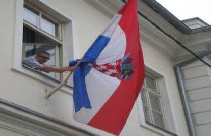 Petrinja: Ukrali hrvatsku zastavu s gradske uprave