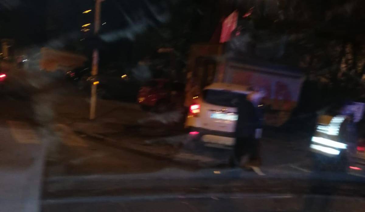 Sudar dva vozača u Zagrebu, jedan auto odletio u semafor...