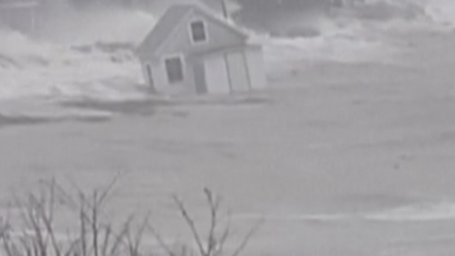 Nevjerojatna snaga oluje u SAD-u: Jak vjetar odnio kolibu koja je plutala po obali