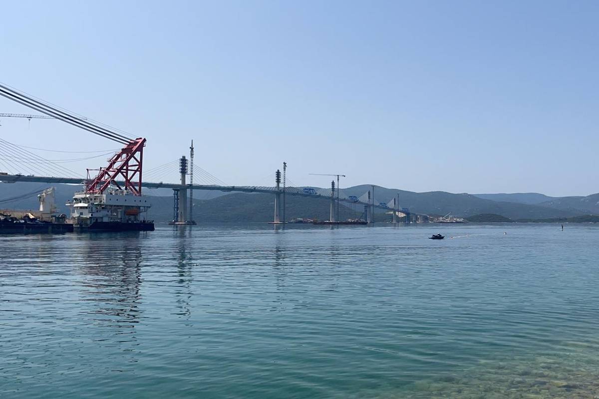Uživo iz Komarne: Večeras se spaja i posljednji dio Pelješkog mosta, u promet ide tek 2022.