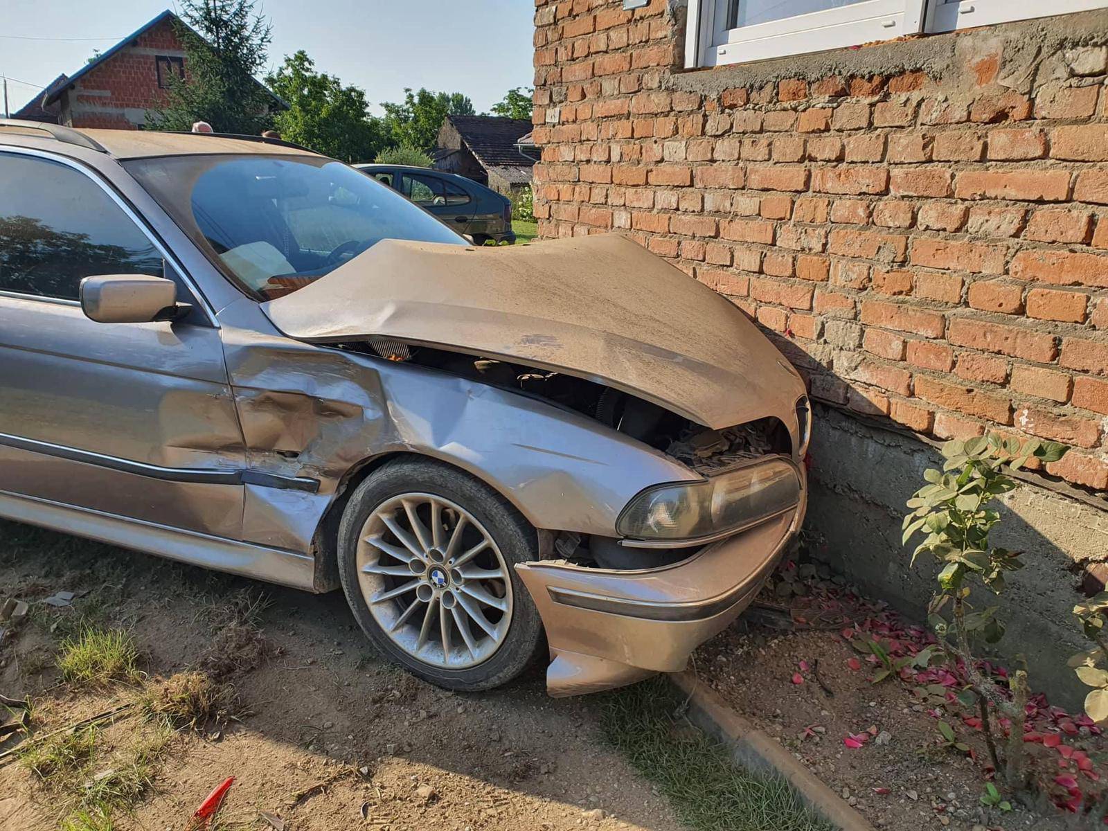 Automobilom se zabio u kuću: Dvoje ljudi je lakše ozlijeđeno