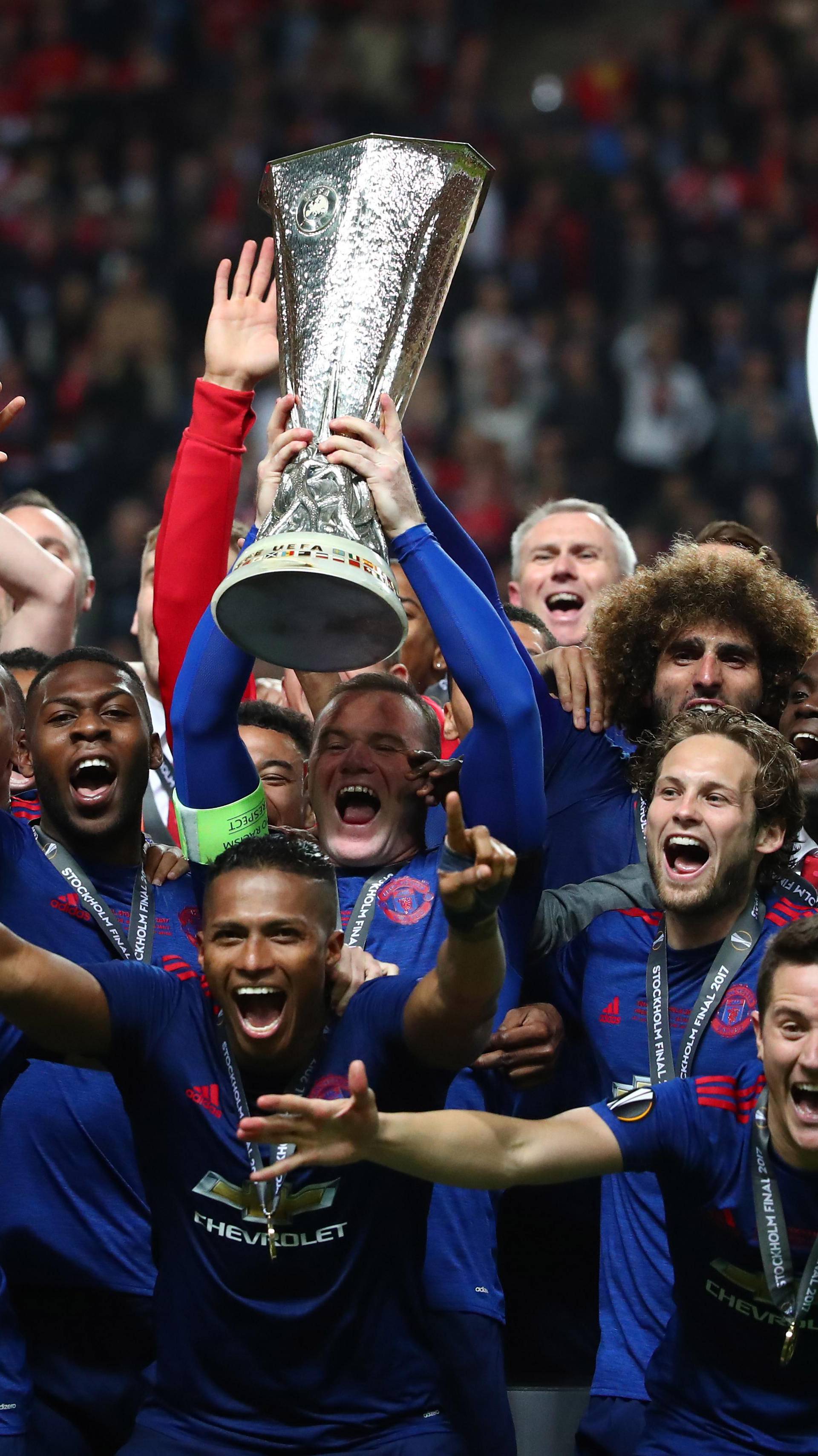 Manchester United's Wayne Rooney and team mates celebrate with the trophy after winning the Europa League