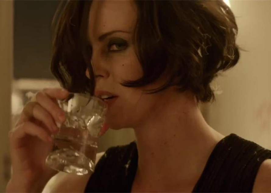 Charlize je akcijska zvijezda: Atomska plavuša slama kosti