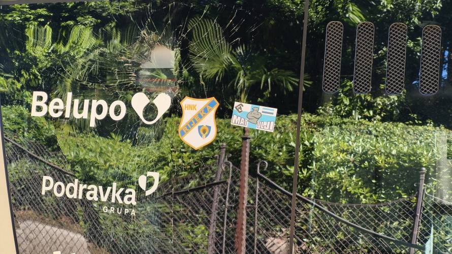 FOTO Divljaci u Opatiji bacali bengalke na prozore Slavenovih igrača! Razbili i staklo autobusa