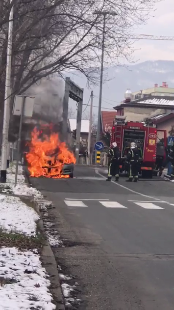 Video: Zapalio se auto u vožnji na zagrebačkim Srednjacima