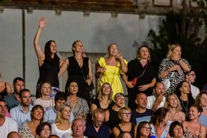 Vela Luka: Koncert "Vrijeme ljubavi" Zorice Kondže i orkestra Joška Banova