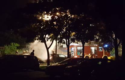 'Čula se eksplozija': U Velikoj Gorici izgorio auto na parkingu