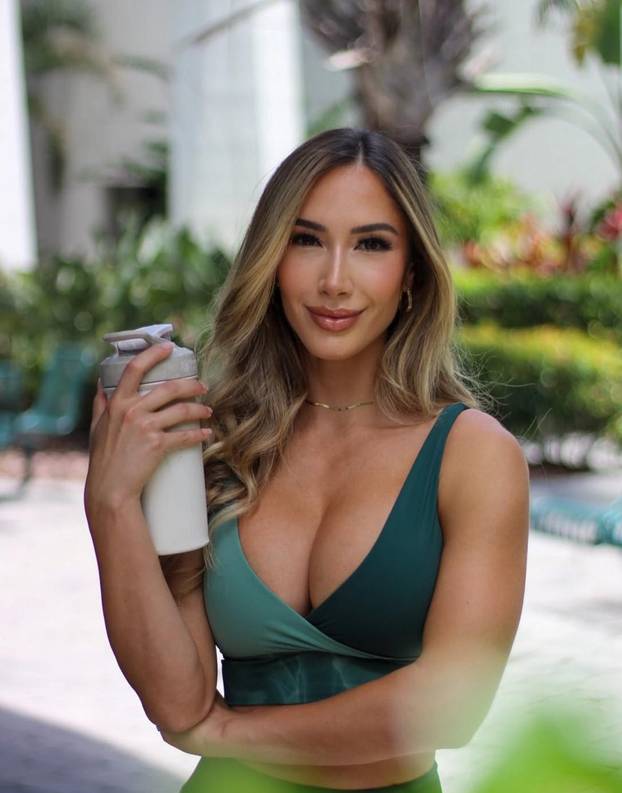 FOTO Alena je ponosna na svoju savršenu stražnjicu! Pokazuje ju stalno i iz svih kuteva...