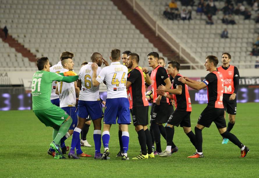 Uzavrele strasti! Igrači Osijeka potukli su se ispred svlačionice