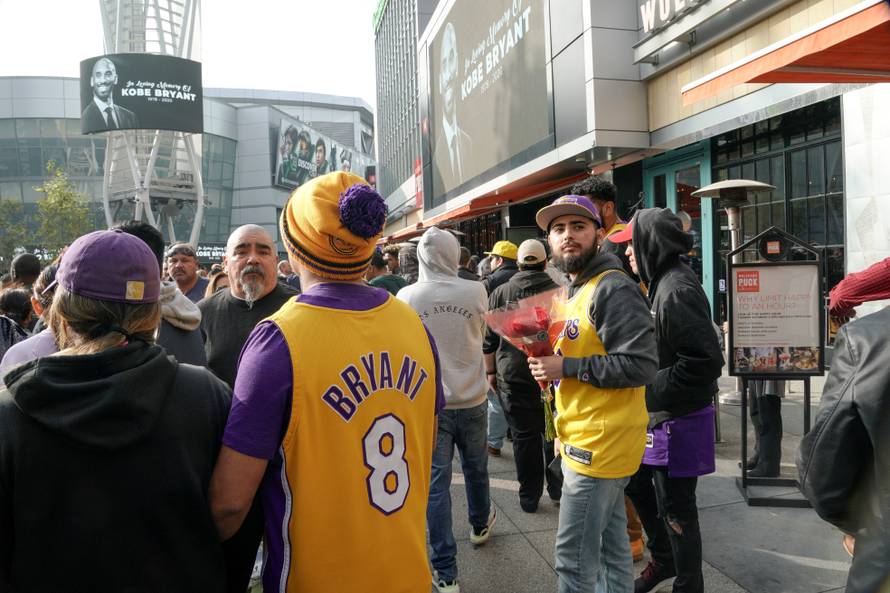Rijeke navijača odaju počast Kobeju ispred njegova Staplesa