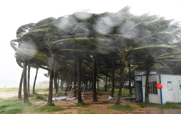 (SpotNews) CHINA HAINAN SUPER TYPHOON YAGI LANDFALL (CN)