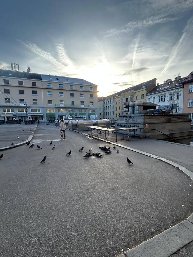 FOTO Dolac izgleda sablasno: S platoa su maknuli sve štandove