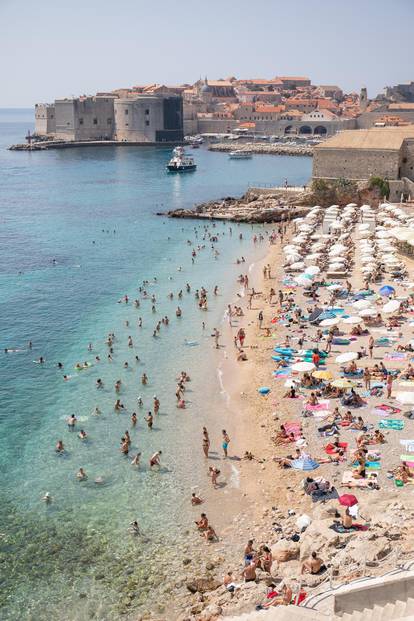 FOTO Dubrovnik se prži na 33°C! Spas od vrućine našli su u moru