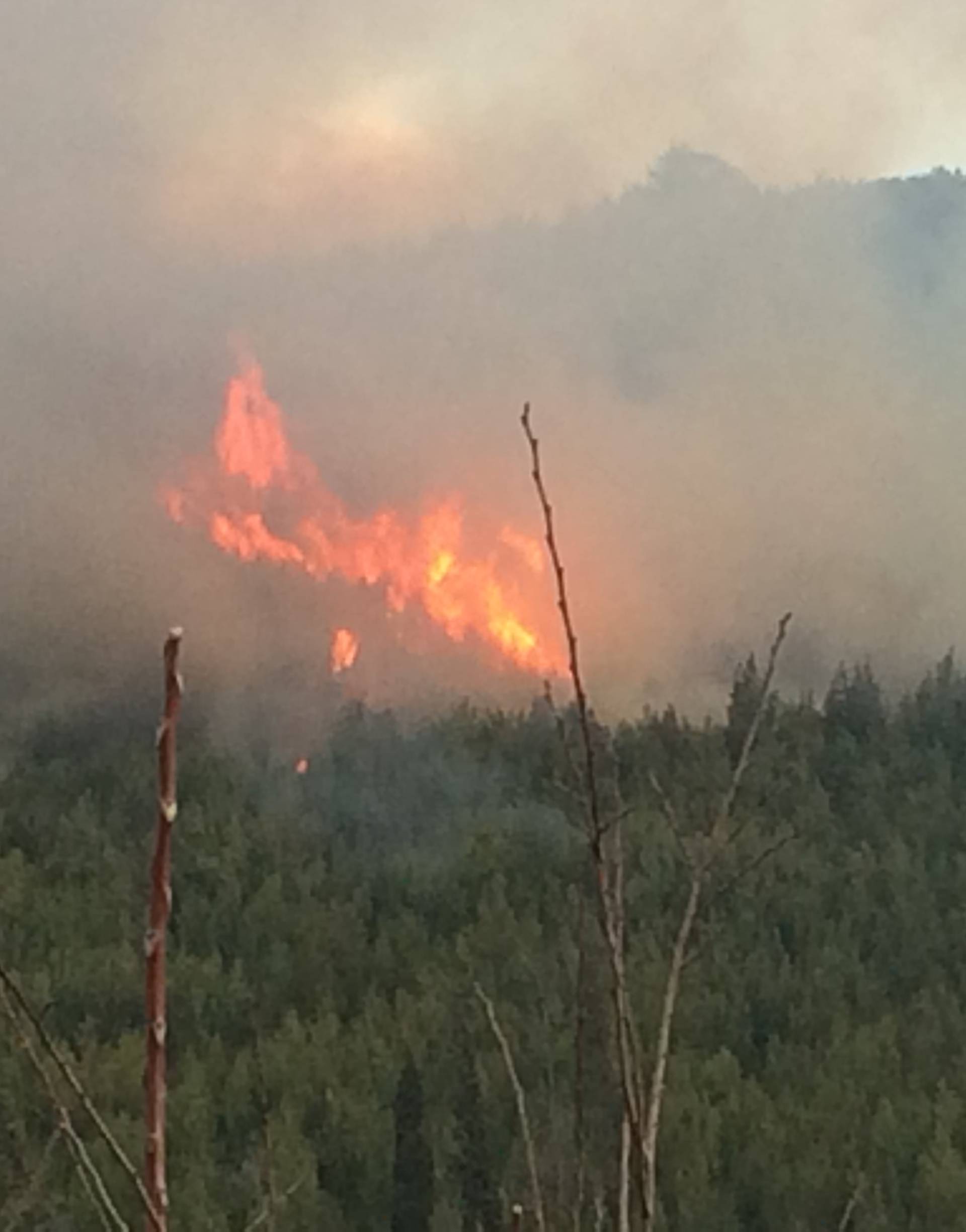 Požar ide prema naselju, gase i jedan kanader te air tractor