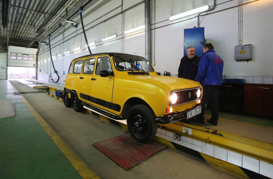 Produženi Renault 4 ima šest kotača i najveći prtljažnik...