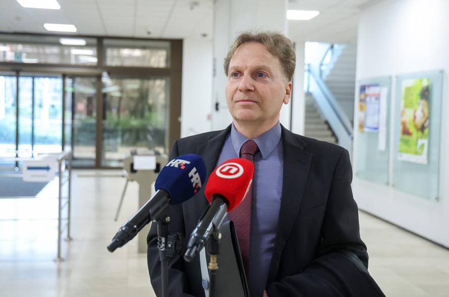 Zagreb: Prosvjednici protiv sisačke farme pilića kod ministra Davida Vlajčića