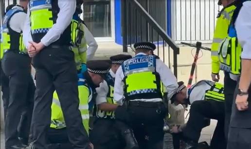 VIDEO Jeziva scena u blizini Chelseajeva stadiona! Policija je uhitila maskiranog tinejdžera...