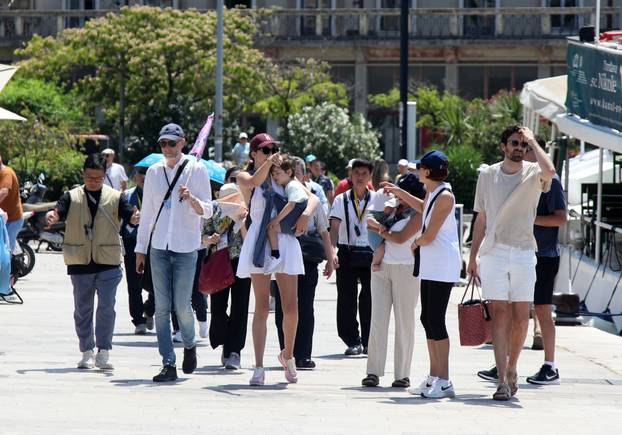 Šibenik: Po najve?oj temperaturi turisti razgledavaju ljepote grada