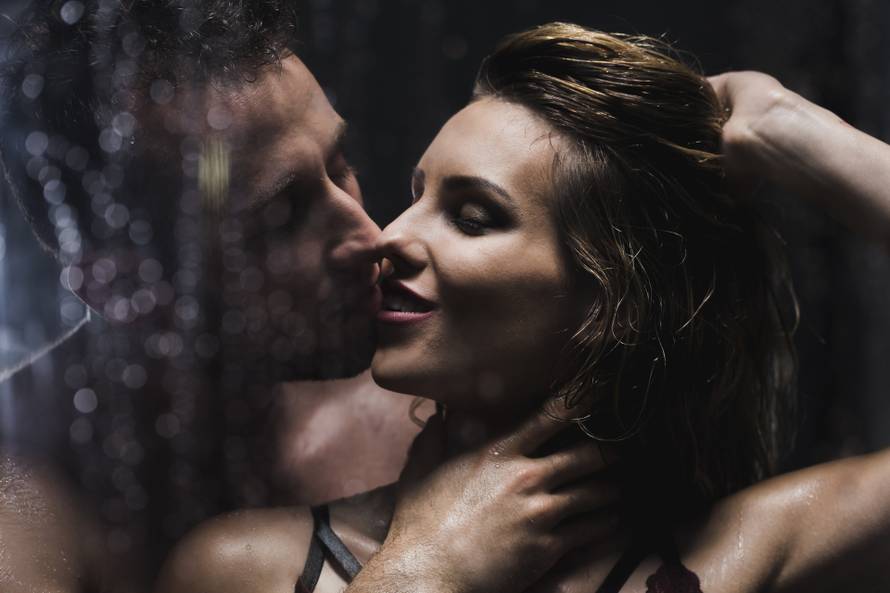 Top 10 trikova za nezaboravno vođenje ljubavi - pod tušem