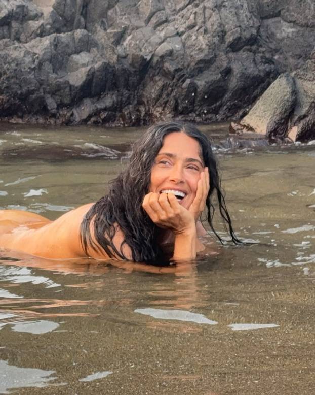 Salma Hayek golim fotkama u moru proslavila 60. rođendan