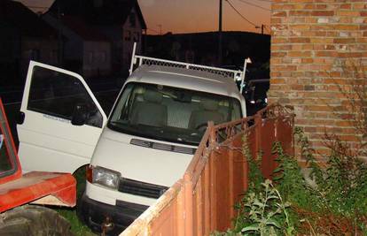 Pijan se kombijem zabio u parkirani auto i zid kuće