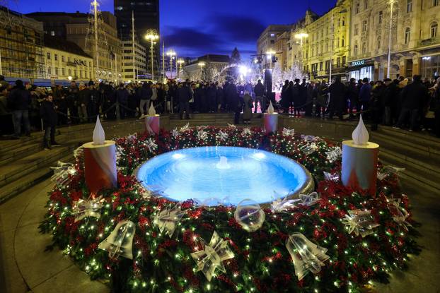 Zagreb: Paljenje prve adventske svijeće na Trgu bana Josipa Jelačića