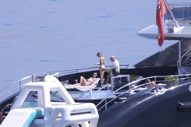 Obiteljski odmor slavnog podcastera na Braču: Joe Rogan uživa na superjahti, kupa se i skače u more