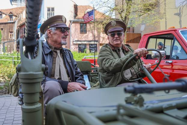 Zagreb: Vladimir Štarkelj iz Old timer kluba Turopolje prava je atrakcija sa svojim ratnim vozilom