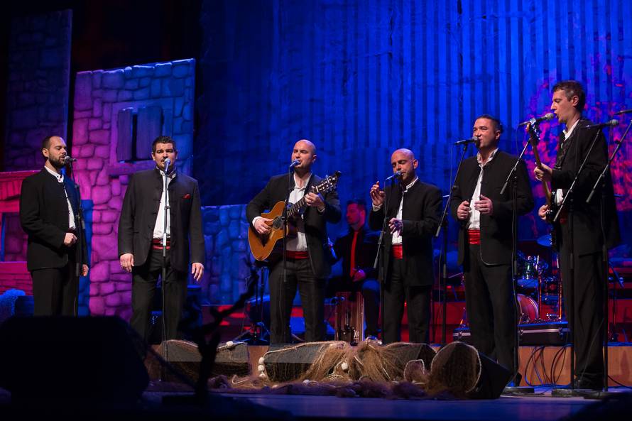 Publika nije prestajala pljeskati klapama Iskon, Šufit i Cambi