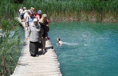 Plitvička jezera: Skočio u vodu i ženi izronio naočale