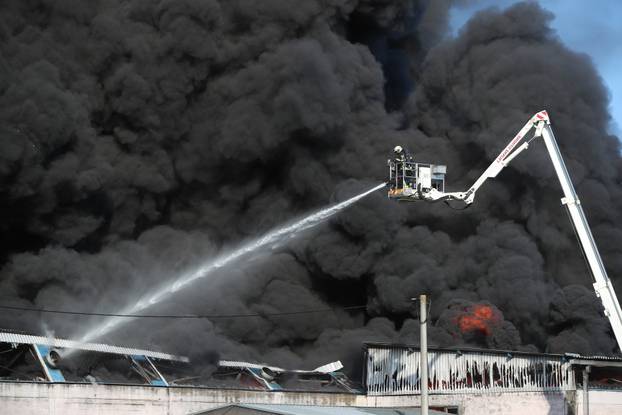 Sveta Nedelja: Požar u skladištu guma, hitne službe su na terenu