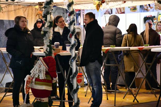 FOTO U Slavonskom Brodu zapaljena 3. adventska svijeća