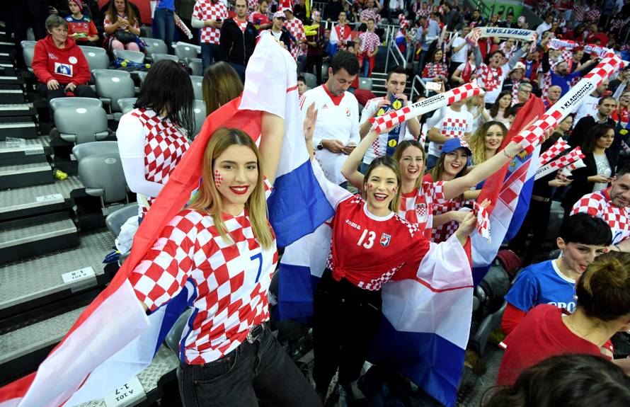 Ona je bila u svom điru: Curo, naši su Kauboji, ne Indijanci...