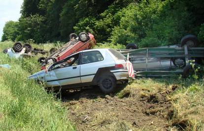 Kamionom sletio u jarak, pa mu popadali automobili