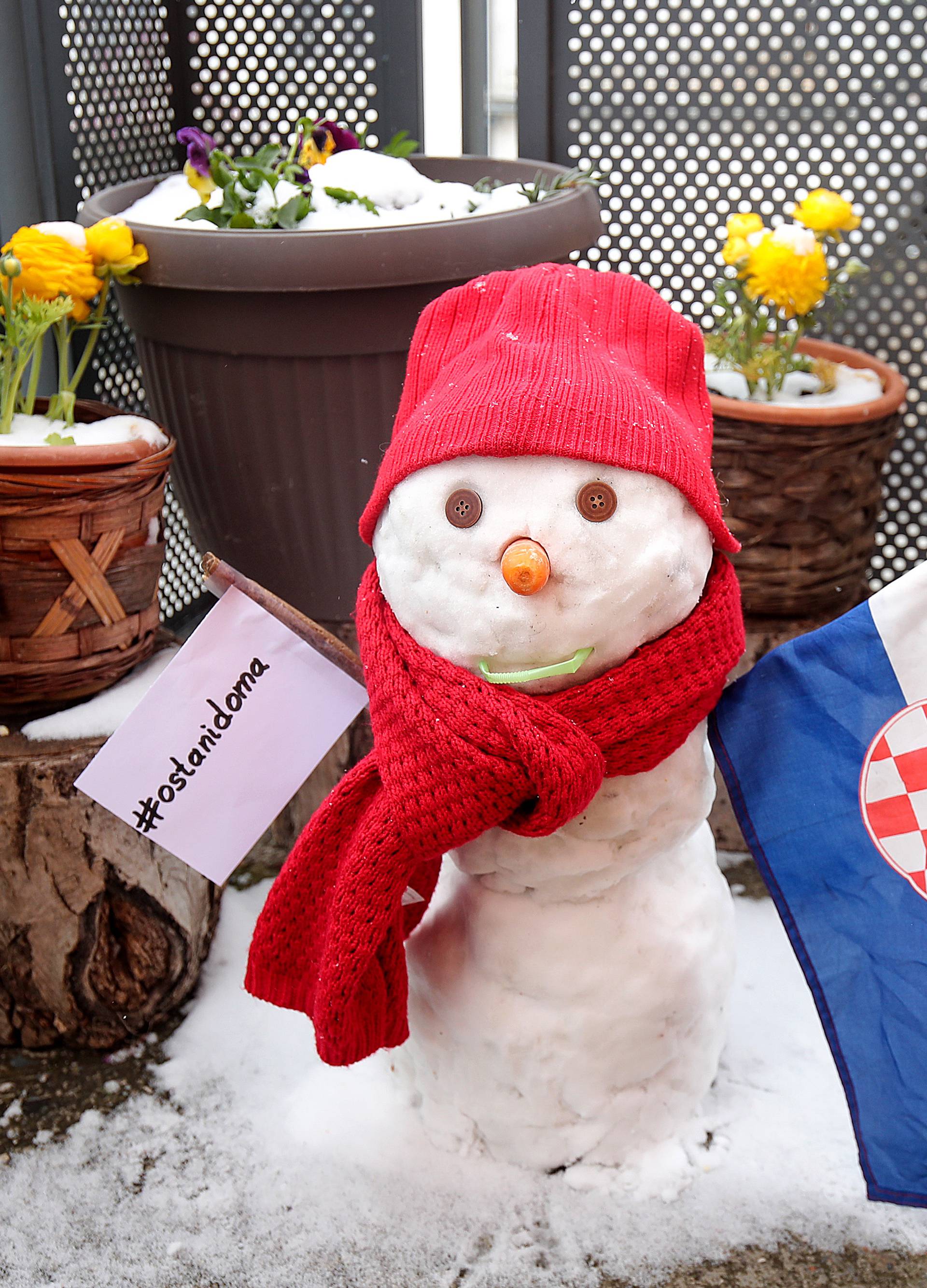Zagreb: Snjegović u samoizolaciji balkonu s porukom da ostanemo doma