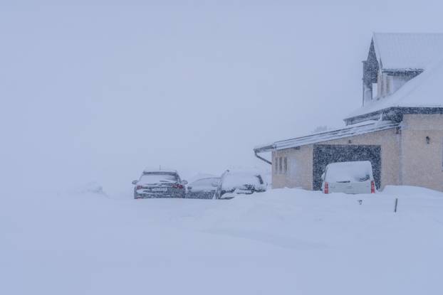U Vrhovinama i Babinom Potoku palo je oko 50 do 80 cm snijega 