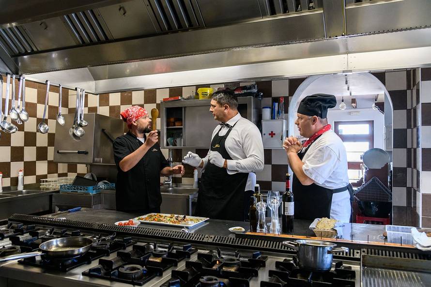 Rišpetovci mikrofone zamijenili kuhinjom i još pjevaju Lipo mi je