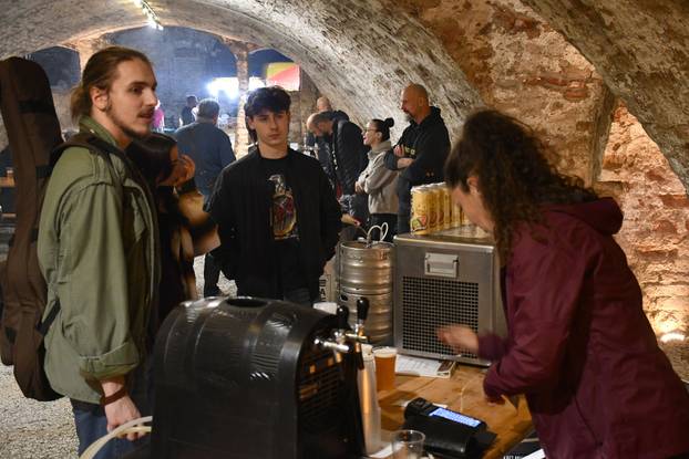 FOTO Tvrđava bila ispunjena pivom na još jednom izdanju Pivo festa u Slavonskom Brodu