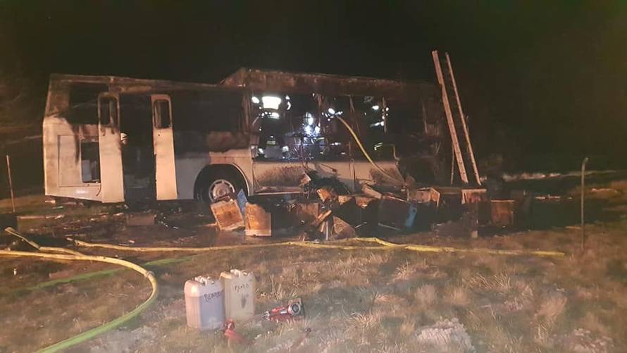 Vario je autobus s košnicama pa se zapalio: Jedva preživio...