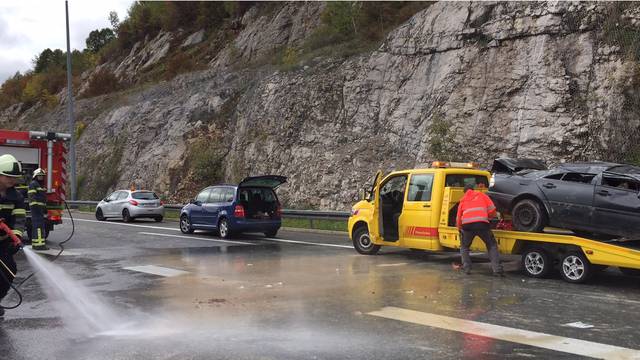 Jedan čovjek lakše ozlijeđen: Auto se prevrnuo kod Bosiljeva