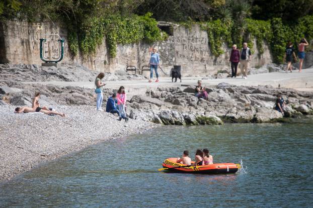 Rijeka: Prvi kupači iskoristili sunčan i topao dan za more