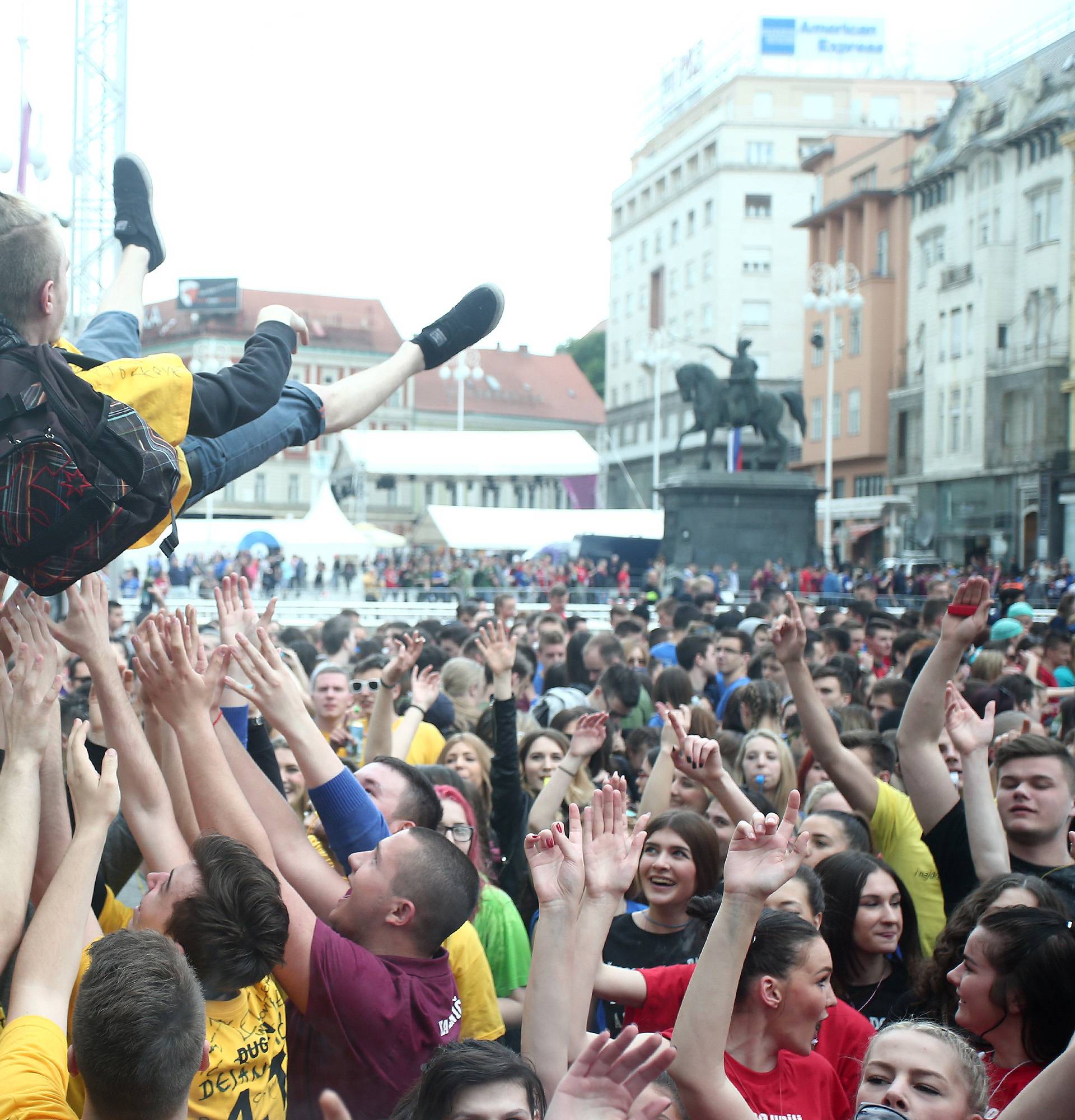 Privedeno je sedmero, a 25 maturanata završilo na Hitnoj