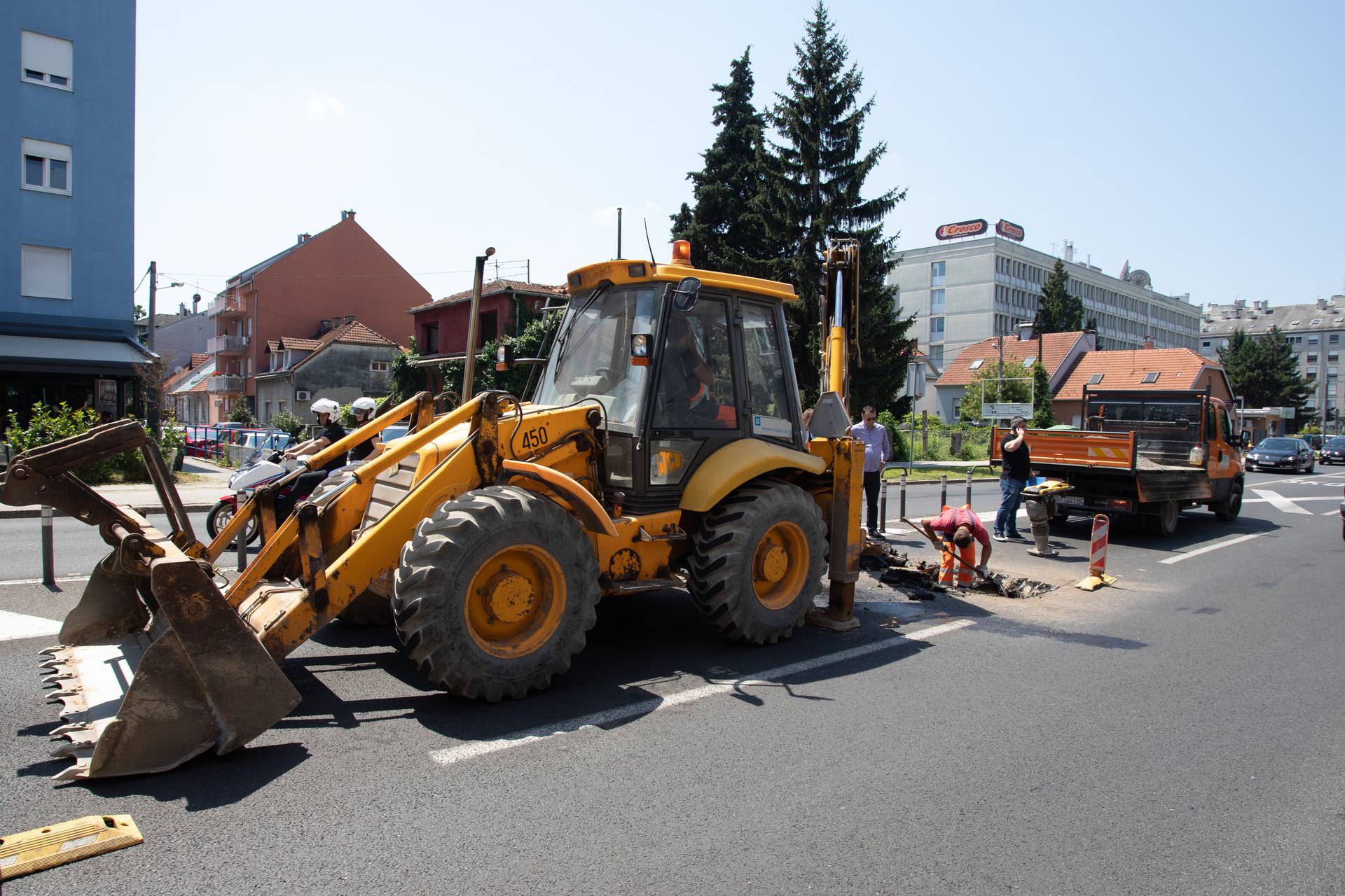 Vukovarska ulica u Zagrebu: Auto pao u rupetinu na cesti!