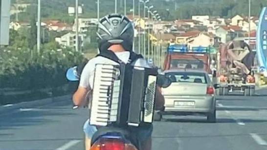 Fotka dana stiže iz Splita! Muškarac sa harmonikom na leđima: 'Sprema se fešta...'