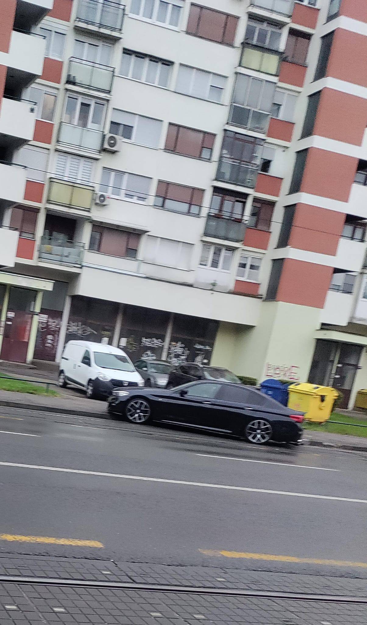 FOTO Detalji jutarnjeg kaosa u Dubravi: Nakon sudara guma  završila na tramvajskoj stanici!