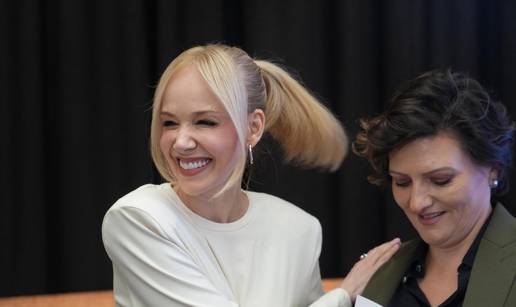 FOTO Jelena Rozga zapjevala na eventu u Beogradu pa govorila o bolesti i problemima s ko&zcaron;om