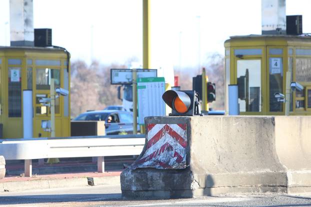 Karlovac: Muškarac se autom zabio u naplatne ku?ice i poginuo