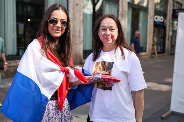 Zagreb: HDZ na Trgu organizirao dijeljenje hrvatskih zastava građanima